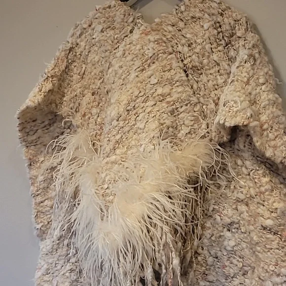 Thick fuzzy shawl with feather - Picture 8 of 11